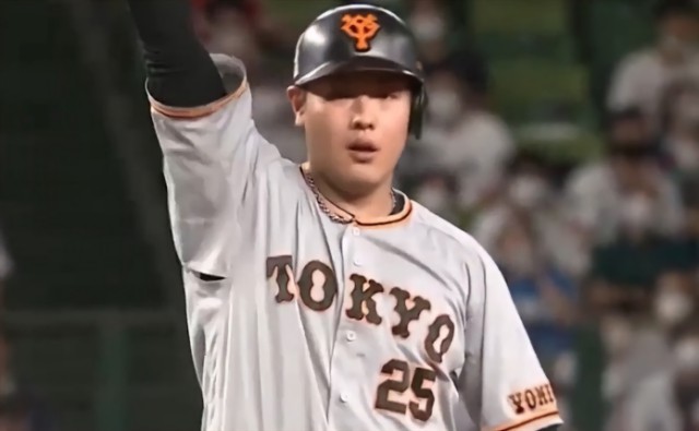 オールスターで盗塁を決める岡本さん